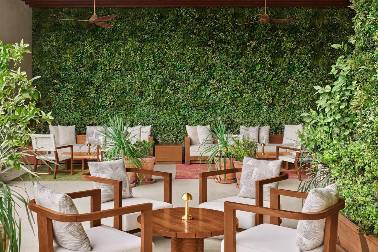 The Dubai Edition Bagian luar foto A green wall in a restaurant