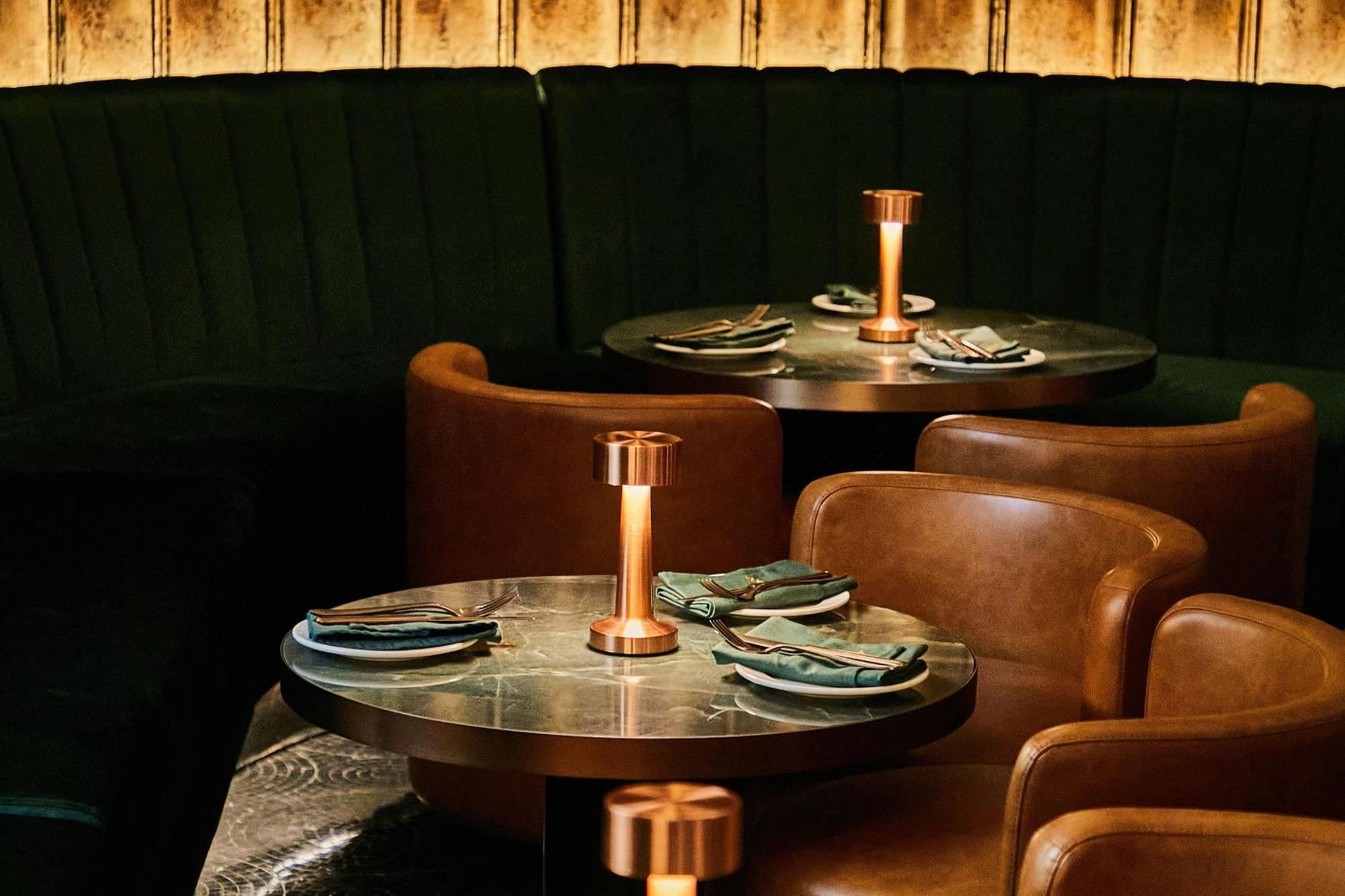 The Dubai Edition Bagian luar foto Interior of the restaurant