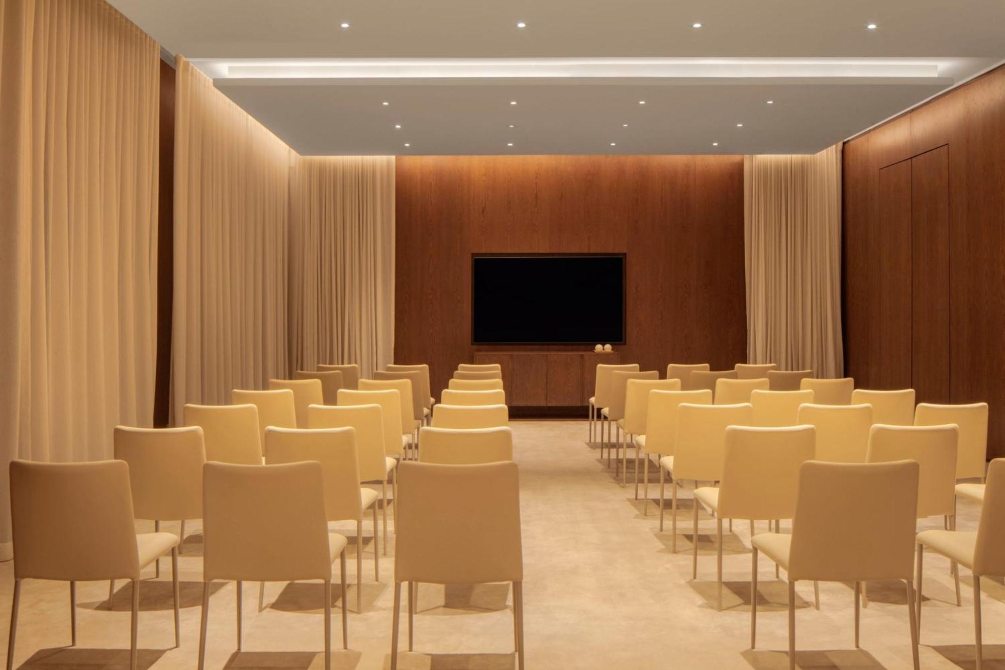 The Dubai Edition Bagian luar foto The meeting room
