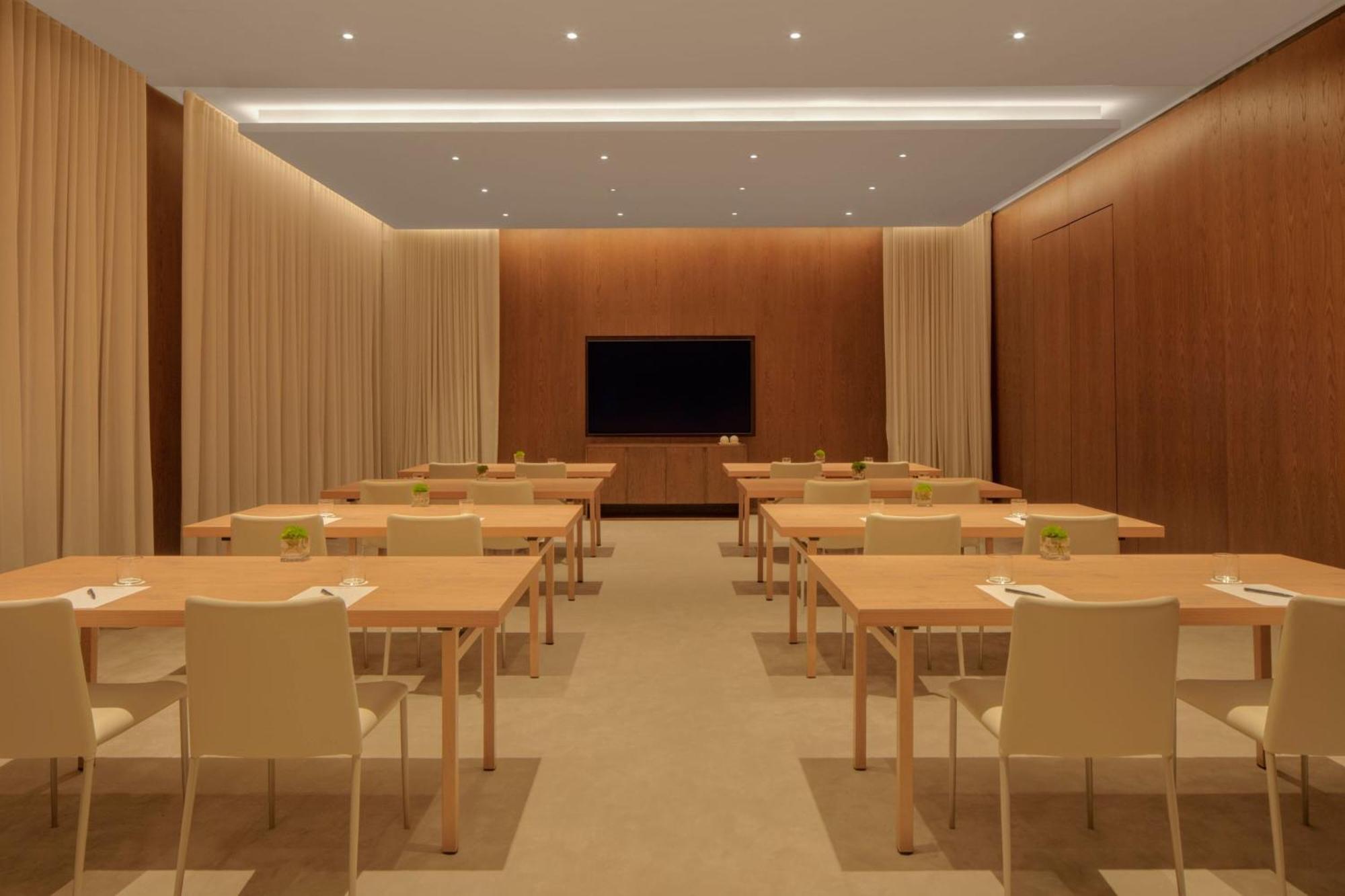 The Dubai Edition Bagian luar foto A meeting room