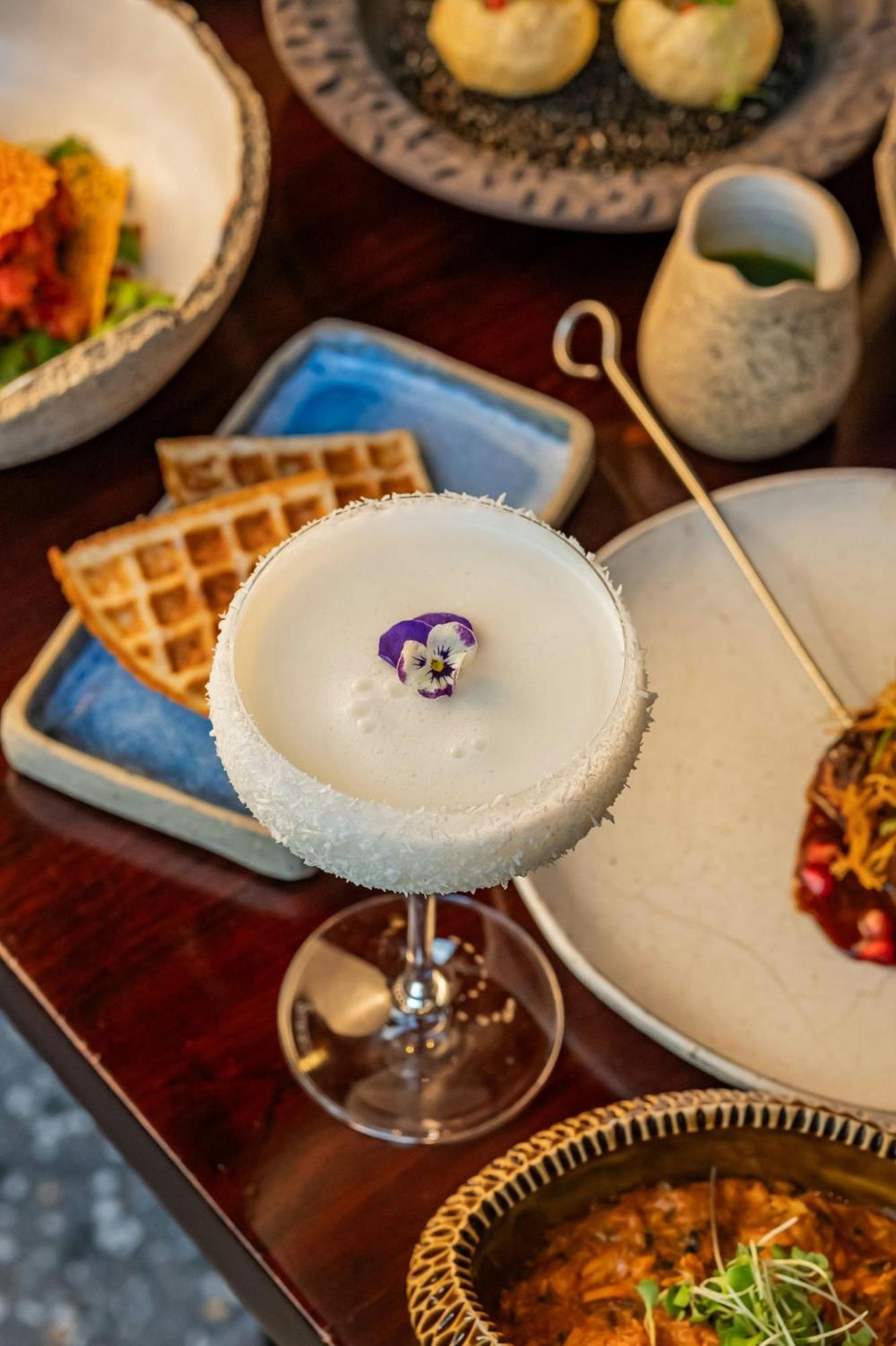 The Dubai Edition Bagian luar foto A cocktail at the restaurant