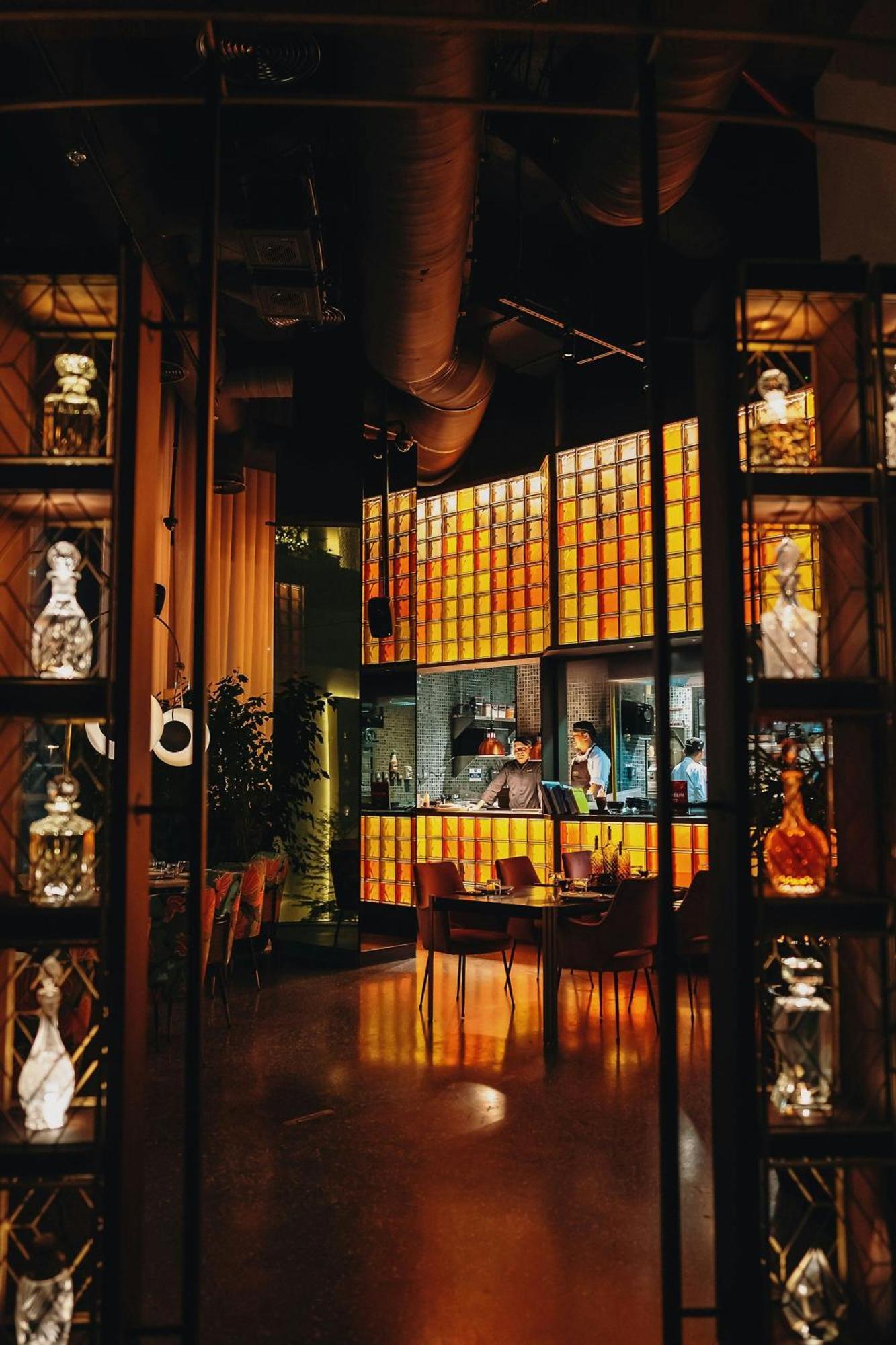 The Dubai Edition Bagian luar foto The bar at the restaurant