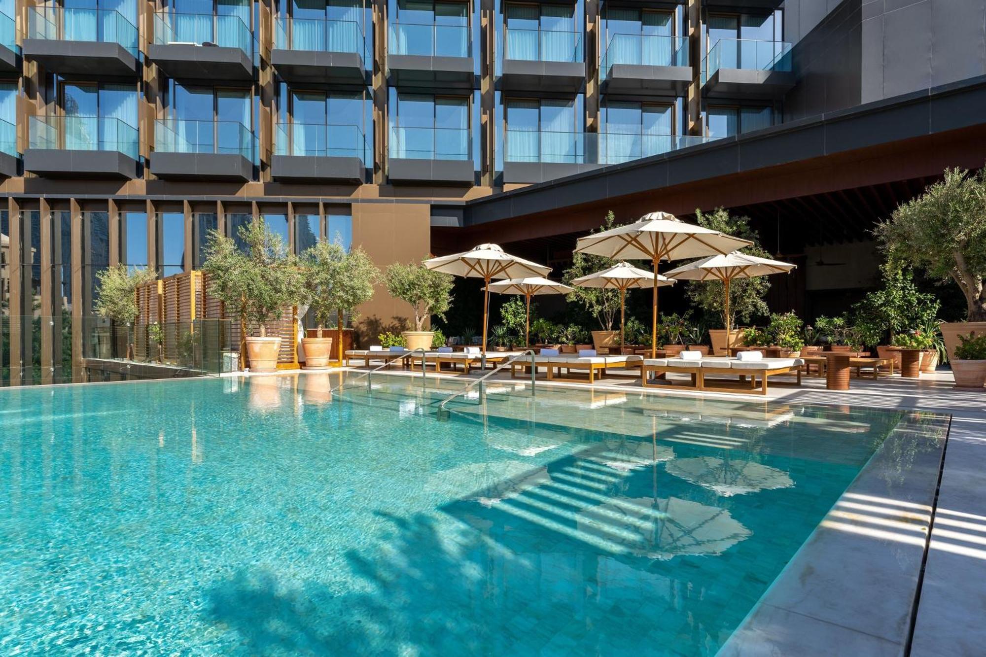The Dubai Edition Bagian luar foto The hotel's pool